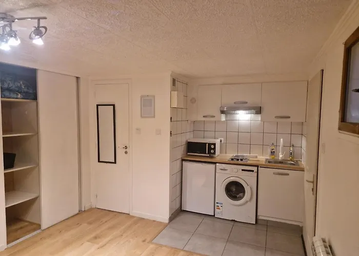 A Cote Du Rer Le Guichet A